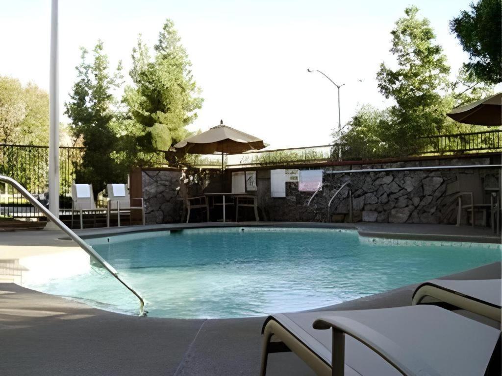 Quality Inn Fresno Yosemite Airport Exterior photo